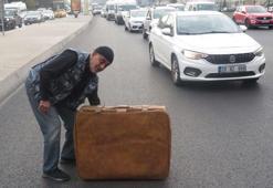 Yolda kalan otomobili için bavullu önlem