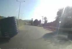 Otomobil sürücüsü, kamyonetten savrulan su tankına çarpmaktan son anda kurtuldu
