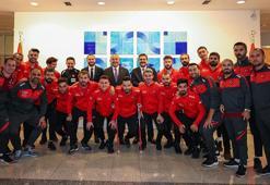 Bakan Çavuşoğlu, Ampute Futbol Milli Takımı'nı kabul etti