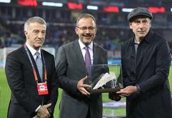 Bakan Kasapoğlu’ndan Avcı’ya 100'üncü maç anısına krampon