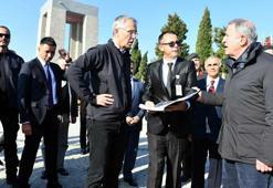 NATO Genel Sekreteri Stoltenberg ile Bakan Akar, Şehitler Abidesi'ni ziyaret etti