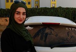 Tozlu araç camlarında resim çiziyor