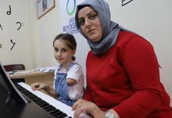 Tek kolu olmayan Zeynep Sare’nin piyano dersinde diğer kolu annesi