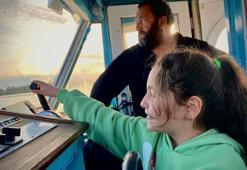 Çalınıp, batırılan teknelerini onaran baba-kız, denize geri döndü