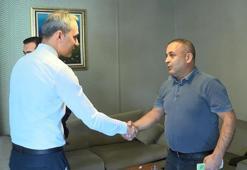 Otel çalışanı, restoranda unutulan içinde 181 bin lira olan çantayı sahibine ulaştırdı