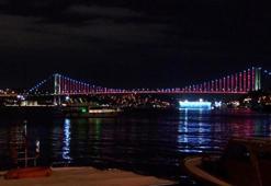 İstanbul'un köprüleri Azerbaycan bayrağının renkleri ile aydınlatıldı
