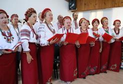 Ukraynalı ve Ruslardan oluşan koro, Atatürk için İzmir Marşı'nı okudu