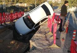 Tuzla'da 'yüksek gerilim' çukuruna otomobil düştü