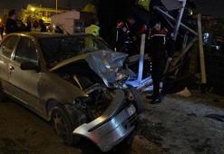 Karşı şeride geçen TIR'ın otomobile çarpıp, otobüs durağına dalması kamerada: 4 yaralı