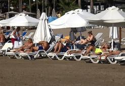 Antalya'da turistler kasım ayının ortasında denize giriyor