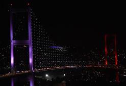 İstanbul’un köprüleri KKTC bayrağı renklerine büründü