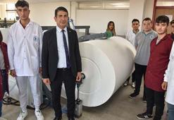 Lise öğrencileri, tuvalet kağıdı, peçete üretiyor