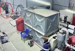 Telefonla konuşarak yürüyen işçinin bodrum katına düşme anı kamerada