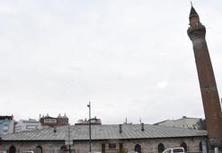 Ulu Camii'nin eğriliğiyle bilinen minaresindeki yüzey dökülmeleri için restorasyon uyarısı
