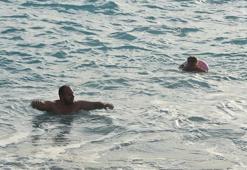 Fethiye'de yabancı turistler dalgalara rağmen denize girdi