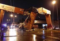 Ümraniye'de vincin kancası tabelaya çarptı