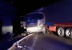 Manisa'da bariyere çarpan TIR zincirleme kazaya neden oldu: 3 yaralı