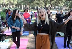 Kadınlar, ‘kahkaha yogası’ ile enerji depoladı