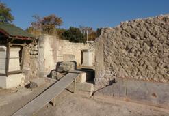 Alexandria Troas Antik Kenti'nde 2 bin yıllık odeion yapısının duvarı eski görünümüne kavuşuyor