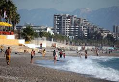 Antalya'da tatilciler denize girip güneşlendi