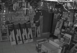 Sakarya'da bir dükkanda deprem anı güvenlik kamerasına yansıdı