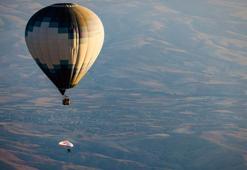 Valentin Delluc, Kapadokya'da 2 bin 600 metre yükseklikten atlayarak bir ilki gerçekleştirdi