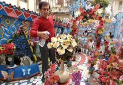 Engelli annesi için evini önce çiçek bahçesine, sonra fotoğraf stüdyosuna çevirdi