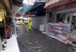 İzmir'de sağanak; Tarihi Kemeraltı Çarşısı'nı yine su bastı