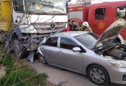 Freni boşalan kamyon kırmızı ışıkta bekleyen otomobile çarptı: 4 yaralı