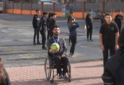 Beden eğitimi öğretmeni engelleri öğrencileriyle aşıyor