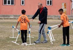 Öğrencilerini, su borularından yaptığı engelli parkuruyla yarışlara hazırlıyor