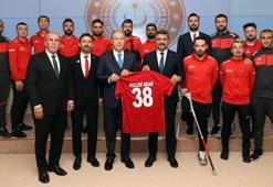 Bakan Akar, 'Ampute Futbol Milli Takımı'nı kabul etti