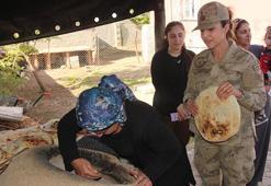 Şırnak'ta kadın astsubaylar köylerde hem ekmek pişirdi, hem KADES'i anlattı
