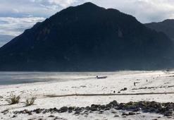 Dünyaca ünlü Çıralı ve Olympos sahili dolu yağışı ile beyaza büründü