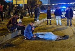 Kazada ölen ağabeyinin elini uzun süre bırakmadı