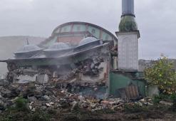 Düzce depreminde hasar gören Sarıdere Camisi yıkılıyor