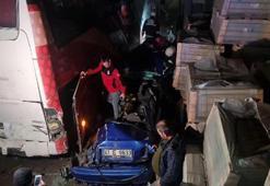 Seyir halinde tartışan otomobil sürücüleri, yolcu indiren otobüse çarptı: 5 yaralı