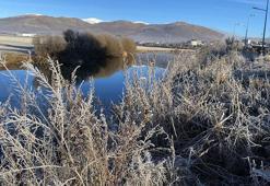 Ardahan'da eksi 7'de nehirler dondu, ağaçlar kırağı tuttu