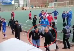 Amatör maçta sahaya atılan davul tokmağı, polisin yüzüne isabet etti