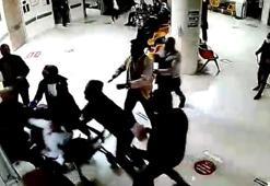 Randevusuz muayene etmeyen doktoru yumrukladı; o anlar kamerada