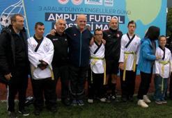 Ampute takımı ve savcıların maçını Cüneyt Çakır ve Ahmet Çakar yönetti