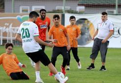 Alanyaspor futbolcuları özel öğrencilerle gösteri maçı yaptı