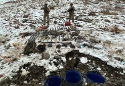 Hakkari'de toprağa gömülü bidonlarda silah ve mühimmat ele geçirildi
