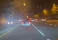 Patenli gençlerin otomobil arkasında tehlikeli yolculuğu kamerada