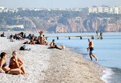 Antalya'da deniz suyu sıcaklığı 21 derece, sahil dolu