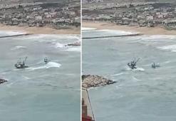 Arnavutköy'de dev dalgalar arasında balıkçı tekneleri alabora tehlikesi yaşadı