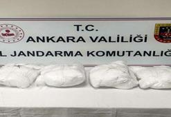 Jandarmayı görünce 20 milyon liralık eroini araçtan atarak kaçtılar