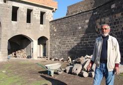 Hendek olaylarında zarar gören tarihi evinin taşları çalınmasın diye nöbet tutuyor