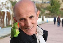 Papağanı 'Lara'yı omzunda gezdiriyor