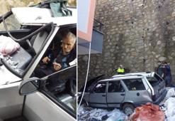 Otomobil, 15 metreden apartman boşluğuna düştü